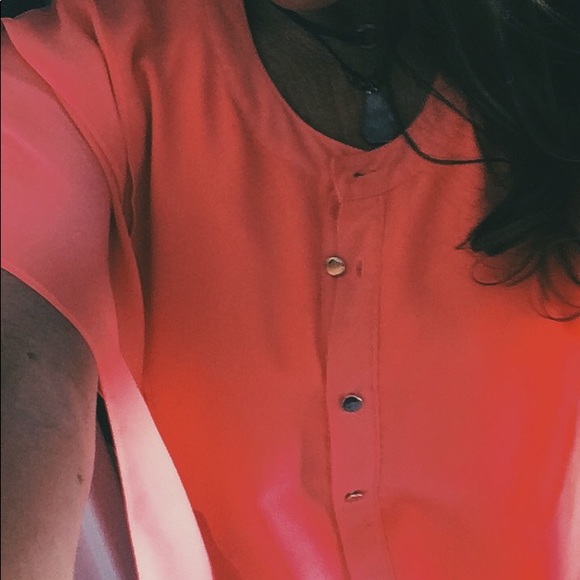 Loose flowing elegant Peach blouse. SZ medium. - Picture 3 of 4